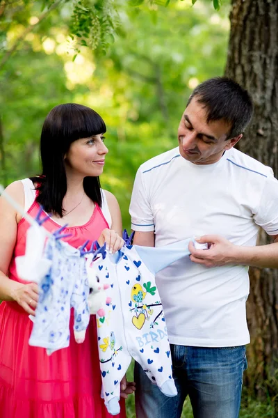 Szczęśliwa kobieta w ciąży i jej mąż w parku — Zdjęcie stockowe