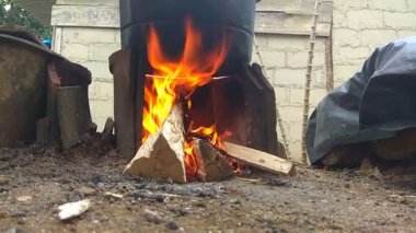 Sobada pişen ateşin videosu.