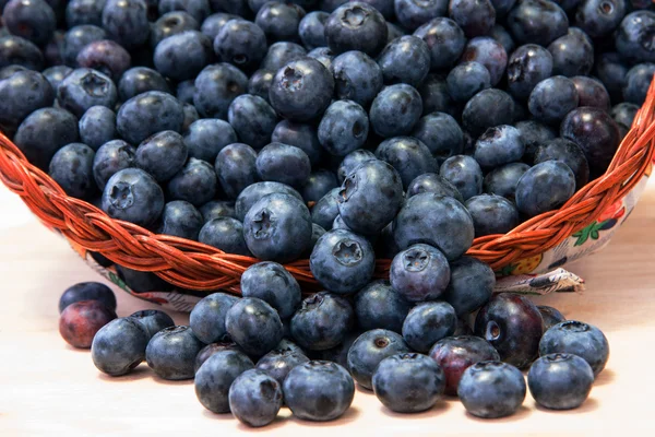 sepet içinde yaban mersini