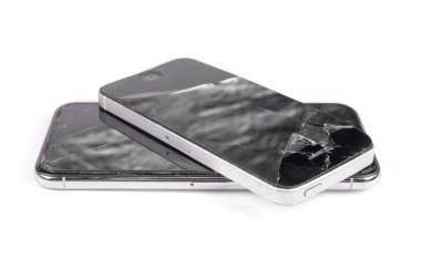 Rusya, Moskova, 20 Ekim 2020, izole edilmiş arka planda kırık ekranlı iPhone 'lar..