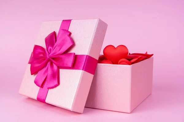 Cadeau Ouvert Avec Coeur Intérieur Sur Fond Rose Avec Place — Photo