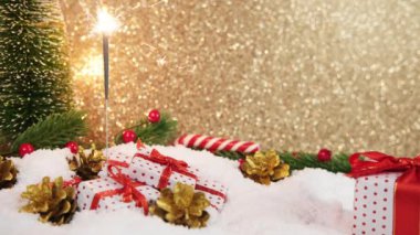 Sparkler, bulanık Noel arkaplanını hediyeyle aydınlattı. Altından bokeh ve metin yeri.. 