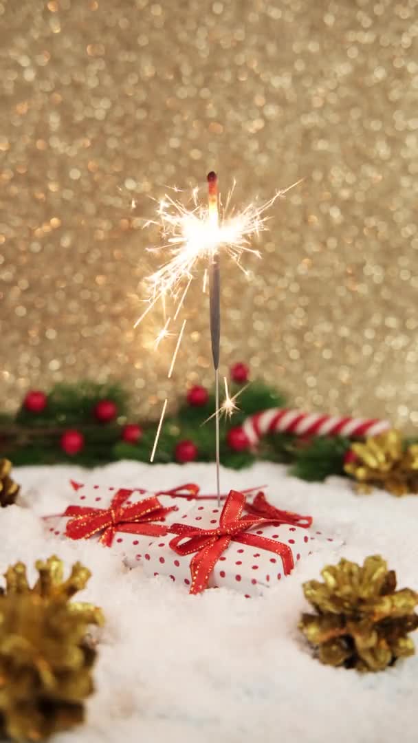 Sparkler Bulanık Noel Arkaplanını Hediyeyle Aydınlatmış Altın Bokeh Mesaj Yeri — Stok video
