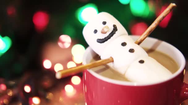 Eetbare Sneeuwpop Gemaakt Van Gummies Marshmallows Chocolademelk Kerstslinger Bokeh Achtergrond — Stockvideo