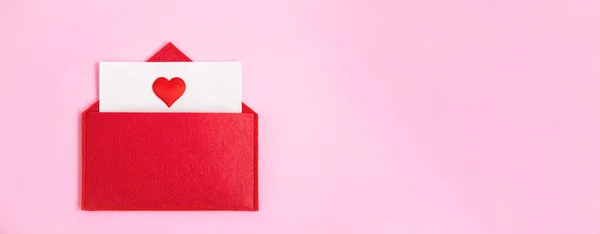 배너는 봉투를 공간이 분홍색 배경에 하트가 넣었다 발렌타인 데이의 개념과 로열티 프리 스톡 사진