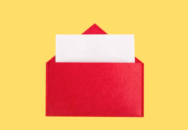 Kırmızı, açık bir zarf ve bir sayfa dolusu kopya alan sarı bir arka plan. Sevgililer Günü konsepti ve aşk notları