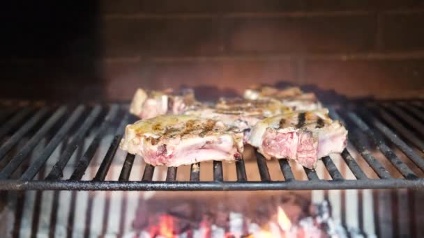 火把烤肉上烤着的顶部的牛角牛排的火焰 在田野的浅水区 — 图库视频影像