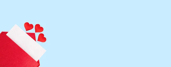 Afiş kırmızı açık zarf, üzerinde mavi arka planda kupa olan bir kağıt var. Sevgililer Günü konsepti ve aşk notları.
