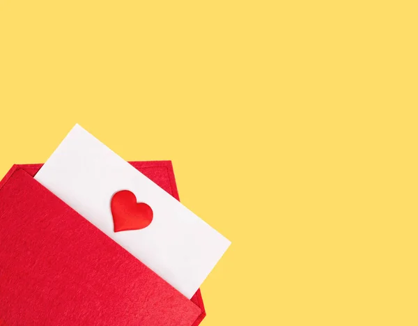 Enveloppe Ouverte Rouge Avec Une Feuille Papier Avec Cœur Sur — Photo