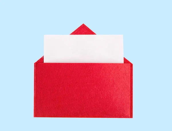Czerwona Otwarta Koperta Kartką Papieru Makietą Niebieskim Tle Przestrzenią Kopiowania — Zdjęcie stockowe
