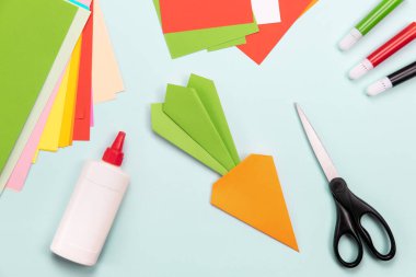 Paskalya kutlamaları için Origami kağıt ayracı havucu nasıl yapılır? Çocuk sanat projesi. Diy konsepti. Adım adım fotoğraf talimatları. Altıncı adım