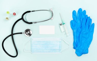 Stetoskoplu, maskeli, şırıngalı ve ampullü not defterli yassı doktor işyeri. Aşı, aşı, bağışıklık bilimi, covid-19.