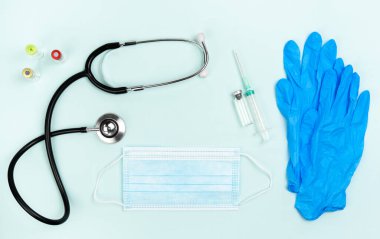 Steteskoplu, maskeli, şırıngalı ve ampullü yassı bir doktor. Aşı, aşı, bağışıklık bilimi, covid-19.