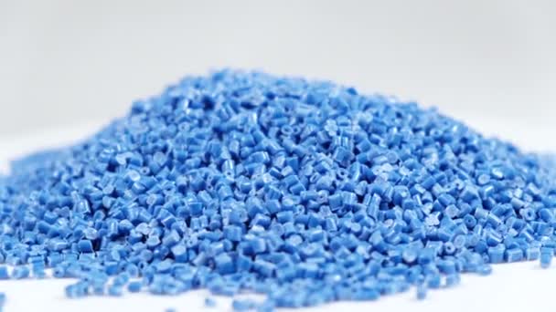 由聚丙烯制成的次生颗粒 蓝色塑料球团碎屑到桌子上 工业用颗粒塑料原料 聚合物树脂 生塑料回收概念 — 图库视频影像