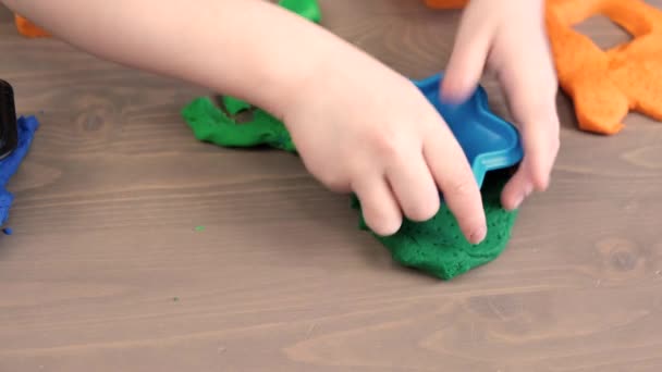 Close Crianças Mãos Moldando Crianças Coloridas Jogar Barro Aprender Atividades — Vídeo de Stock