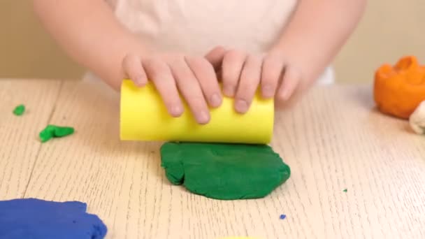 Zbliżenie Dzieci Ręce Pleśni Kolorowe Dzieci Grać Gliny Nauka Zajęć — Wideo stockowe