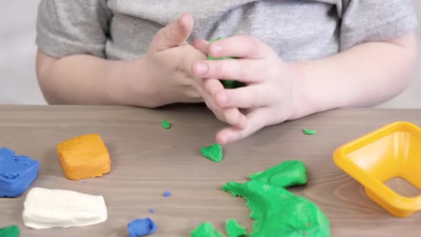 孩子们手拉手塑造五彩缤纷的孩子玩泥巴 在家里 幼儿园为儿童开展学习教育活动 发展儿童运动技能 想象力的概念 — 图库视频影像