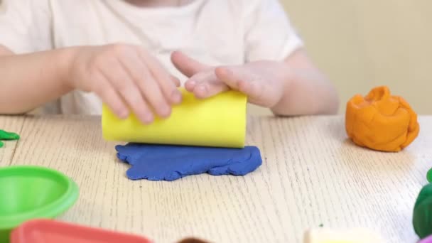 Gros Plan Des Mains Des Enfants Moulant Des Enfants Colorés — Video