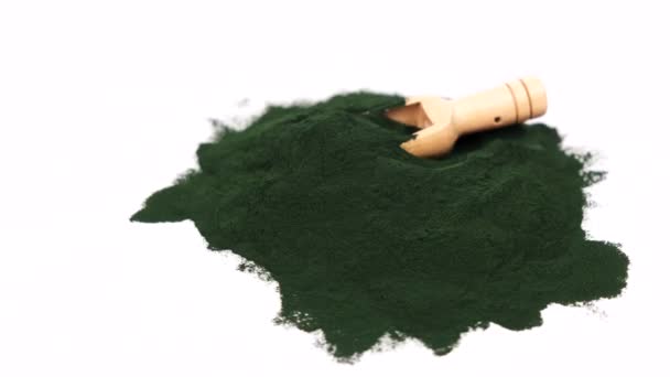 Pulver Från Spirulina Alger Isolerad Vit Bakgrund Med Träsked Kosttillskott — Stockvideo