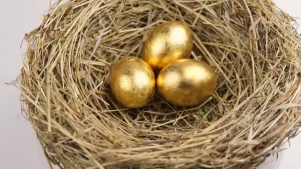 Ovos Ouro Ninho Palha Que Gira Direita Conceito Páscoa Sucesso — Vídeo de Stock
