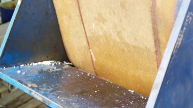 Erkek eller öğütme makinesindeki plastik öğütücülerin yem kapaklarına mermi atar. Plastik öğütme, hammaddelerin geri dönüşümü, fabrikalar, endüstri ve üretim kavramı