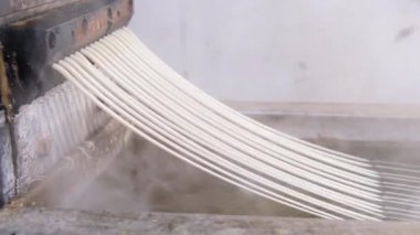 Geri dönüşümlü erimiş plastik, geri dönüşüm, plastik, sanayi, fabrikalar gibi geri dönüşüm makinelerinden geliyor. Suda soğutma ile sürekli ekstraksiyon bir topak içine işlenmek üzere.