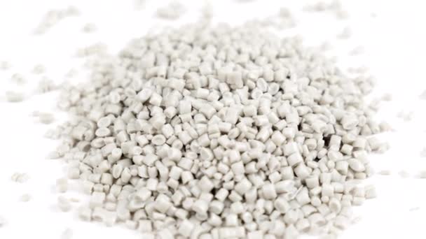 Granule Secondaire Polypropylène Granulés Plastique Blanc Effrite Sur Fond Isolé — Video