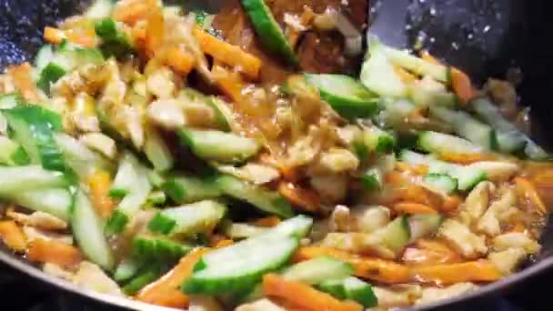 Azjatyckie Jedzenie Warzywa Smażone Patelni Kawałkami Kurczaka Marchew Ogórek Cebula — Wideo stockowe
