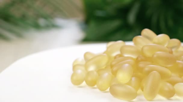 Suplementos Orgânicos Vitaminas Cápsulas Amarelas Ómega Pílulas Jazem Sobre Mesa — Vídeo de Stock
