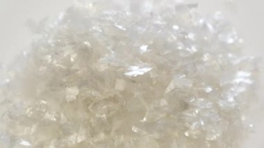 İnce plastik tanecikler geri dönüşüm malzemeleri, geri dönüşümlü malzemeler, üretim ve fabrikalar. Çevre kavramını sakla. Geri dönüşüm simgesi, alınıyor, PET simgesi.