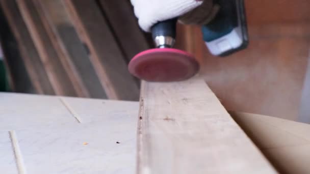 男性工匠在车间里用磨床擦拭木板 在木工车间的工作过程 木匠和人的概念 — 图库视频影像