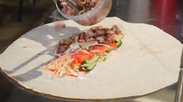 Διαδικασία Μαγειρέματος Σαμουάρμα Κοτόπουλο Shawarma Μαγείρεμα Στην Κουζίνα Εστιατόριο — Αρχείο Βίντεο