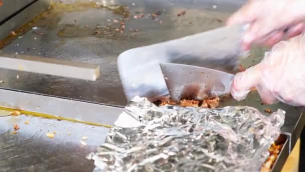 Homem Cortando Carne Para Shawarma Processo Cozimento Shawarma Movimento Lento — Vídeo de Stock