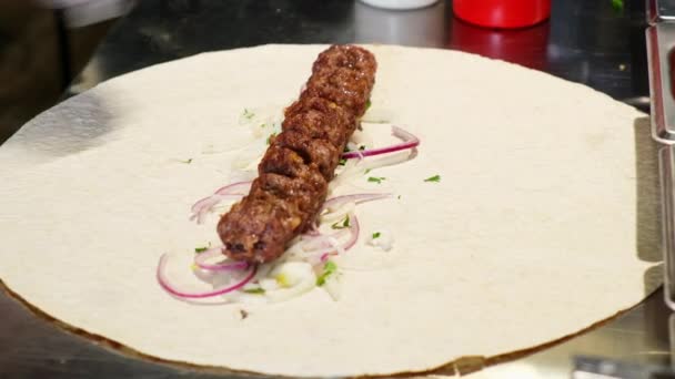 Chef Kocht Lula Kebab Türkischem Restaurant Rollender Dönerspieß Und Hackfleischwickel — Stockvideo