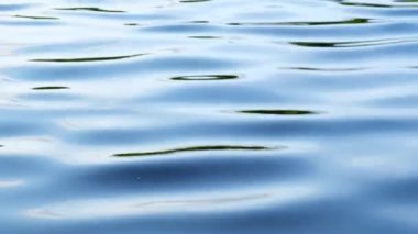 4 bin. Mavi göl arka planında dalgalanma dalgaları. Eğlence, iyileşme, sağlıklı yaşam tarzı, sörf, çevre koruma kavramı. 