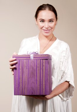 hediye kutusu ile mutlu kız