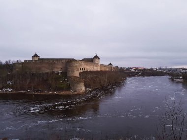 Estonya 'da Narva' dan izlenen İvangorod Rus kalesi.