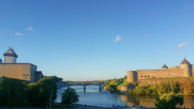 Narva ve Ivangorod kaleleri, Rusya-Estonya sınırında.