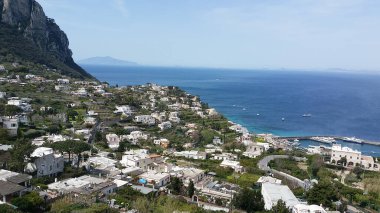 Capri limanının ve birçok teknesinin muhteşem manzarası, İtalya