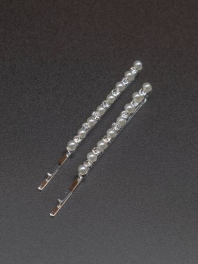 İzole edilmiş beyaz arkaplanda beyaz saç tokaları