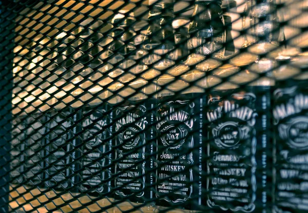 Uísque Jack Daniels Uma Prateleira Bar Foco Seletivouísque Jack Daniels — Fotografia de Stock