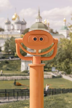 Şehre bakan sabit dürbünler, kiliseye bakan gözlem güvertesinin arka planında metal dürbünler..