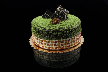 Çikolata ve meyveli kek özel gün, doğum günü, düğün pastası ve tatlı servisi için yeni yapıldı. Özel bir gün ya da özel bir an için.