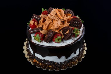 Çikolata ve meyveli kek özel gün, doğum günü, düğün pastası ve tatlı servisi için yeni yapıldı. Özel bir gün ya da özel bir an için.