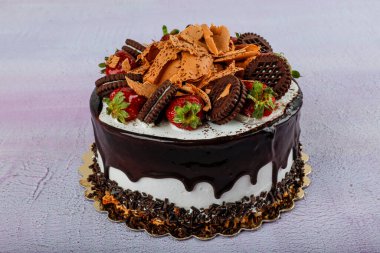 Çikolata ve meyveli kek özel gün, doğum günü, düğün pastası ve tatlı servisi için yeni yapıldı. Özel bir gün ya da özel bir an için.