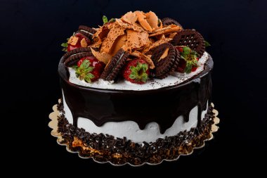 Çikolata ve meyveli kek özel gün, doğum günü, düğün pastası ve tatlı servisi için yeni yapıldı. Özel bir gün ya da özel bir an için.