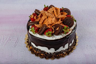 Çikolata ve meyveli kek özel gün, doğum günü, düğün pastası ve tatlı servisi için yeni yapıldı. Özel bir gün ya da özel bir an için.