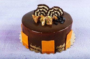 Çikolata ve meyveli kek özel gün, doğum günü, düğün pastası ve tatlı servisi için yeni yapıldı. Özel bir gün ya da özel bir an için.