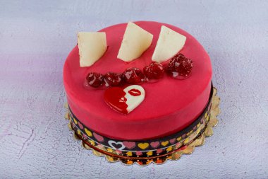 Çikolata ve meyveli kek özel gün, doğum günü, düğün pastası ve tatlı servisi için yeni yapıldı. Özel bir gün ya da özel bir an için.