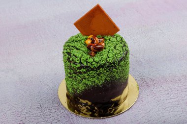 Tahta masada taze yapılmış lezzetli çikolatalı pasta. Tahta arka planda mini çikolatalı kekler..